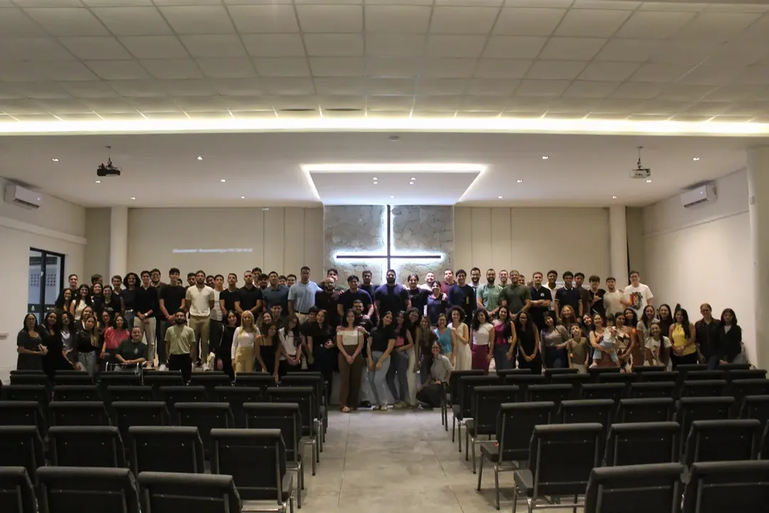 Membros e visitantes reunidos diante da cruz no templo da Igreja Presbiteriana de Maraponga